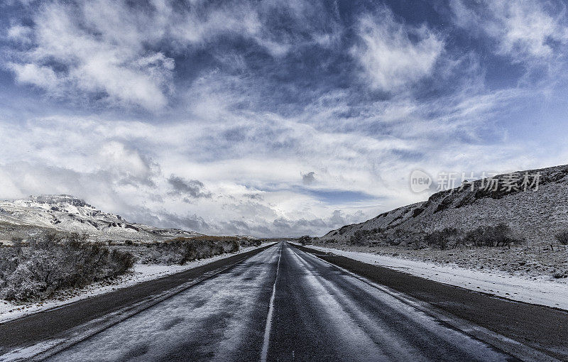 Ruta Nacional 237, RN237 -下雪后的道路，旁边的植被上有雪，柏油路上有一些冰